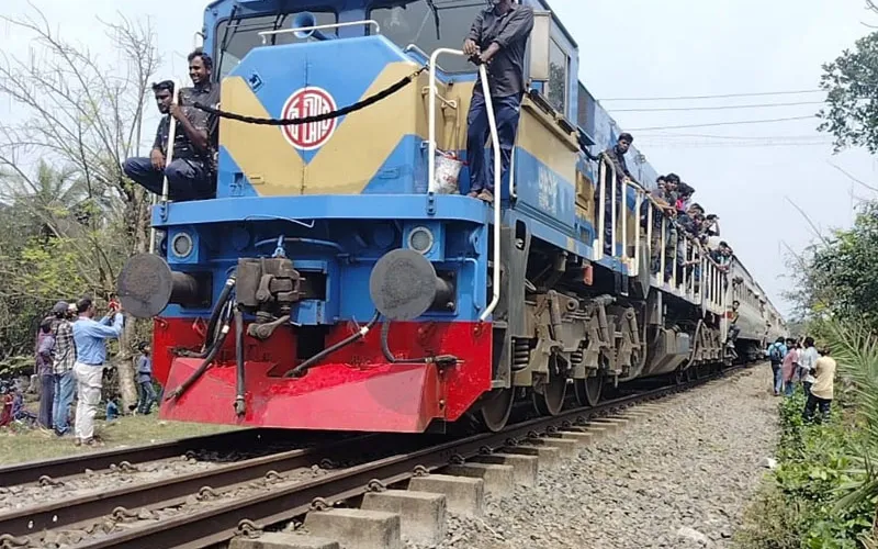 ২১ ঘন্টা পর নীলসাগর এক্সপ্রেসের বগিগুলো উদ্ধার, ট্রেন চলাচল শুরু