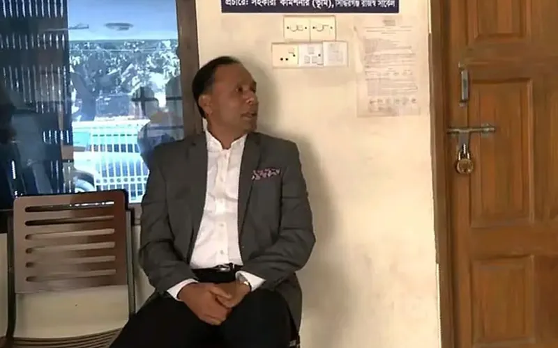 কার্যালয়ে কর্মকর্তা-কর্মচারীরা অনুপস্থিত; বারান্দায় বসে ছিলেন ভূমি প্রতিমন্ত্রী