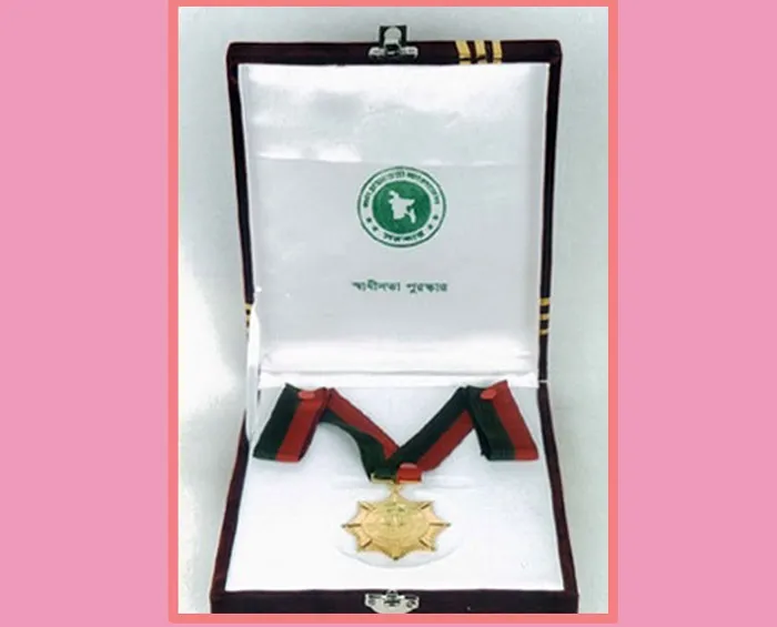 গুণীজনদের হাতে স্বাধীনতা পুরস্কার তুলে দিলেন প্রধানমন্ত্রী