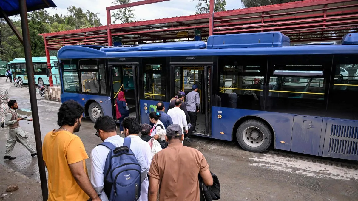 জ্বালানি সংকট: ইসলামাবাদে গণপরিবহনের ভাড়া ফ্রি ঘোষণা