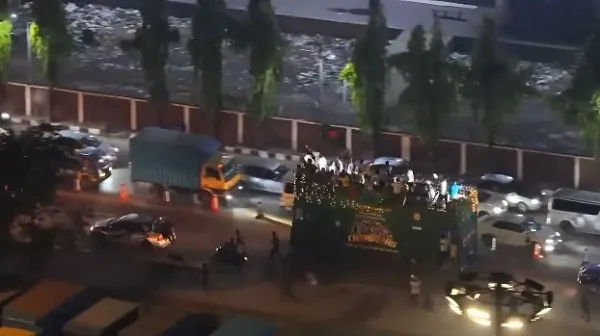 ছাদখোলা বাসে চ্যাম্পিয়নরা
