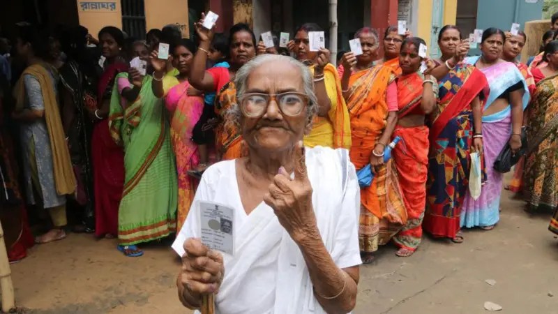 বুথে ভিড়, মাঠে সংঘর্ষ: পশ্চিমবঙ্গের নির্বাচনে দ্বৈত চিত্র