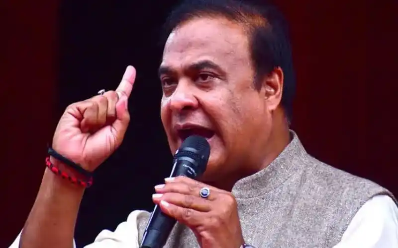 আসামের মুখ্যমন্ত্রী বক্তৃতা দিচ্ছেন, মুখে জোরালো অভিব্যক্তি. Channel i News - চ্যানেল আই নিউজ