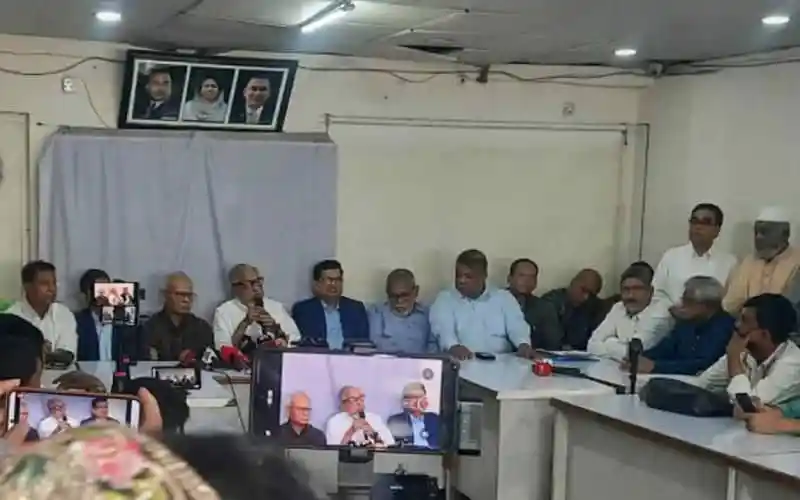 বিএনপি নেতারা নয়াপল্টনে মে দিবসের সমাবেশে আলোচনা করছেন।. Channel i News - চ্যানেল আই নিউজ