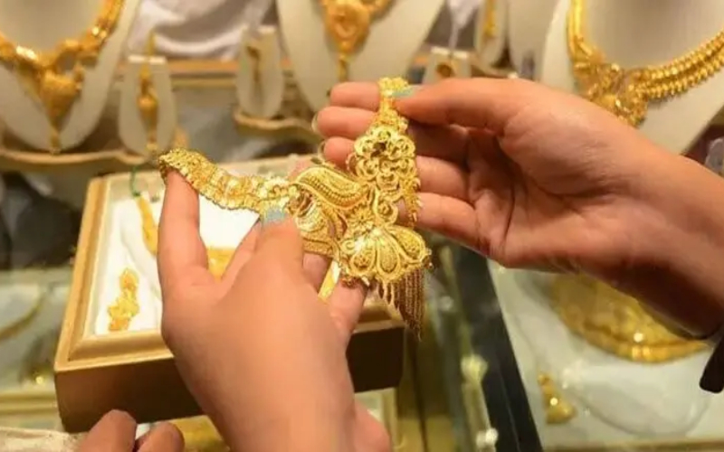 স্বর্ণের দাম ভরিতে কমেছে ২ হাজার টাকার বেশি