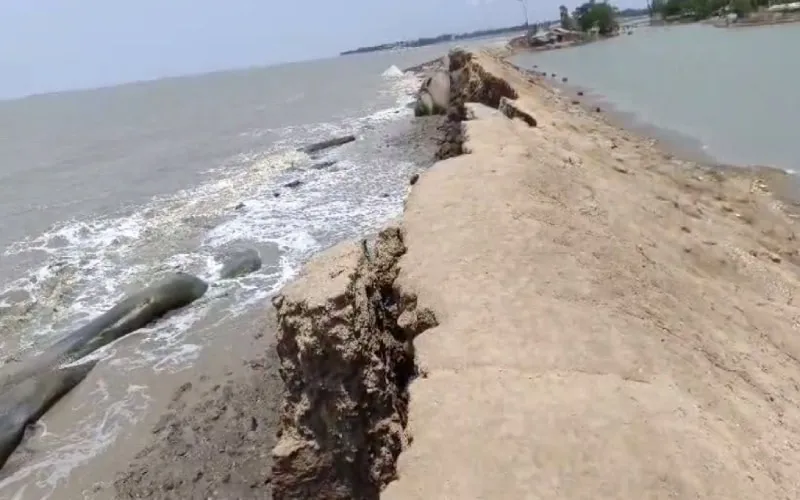 উপকূলের ভাঙন দেখা যাচ্ছে, উপকূলবাসীর জন্য বিপদজনক পরিস্থিতি. Channel i News - চ্যানেল আই নিউজ