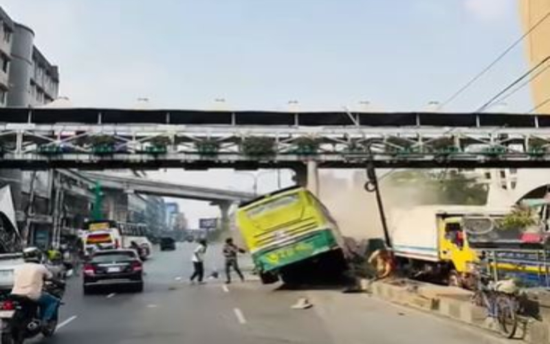 রাজধানীর বনানীতে বাস চাপায় ২ জন নিহত