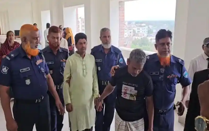 নিরাপত্তা বাহিনী ও পুলিশ সদস্যরা ঘটনাস্থলে উপস্থিত।. Channel i News - চ্যানেল আই নিউজ