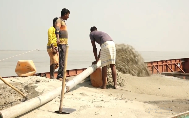 বালু উত্তোলন বন্ধ করায় নৌপুলিশের ওপর হামলা, ওসিসহ ৫ পুলিশ গুলিবিদ্ধ