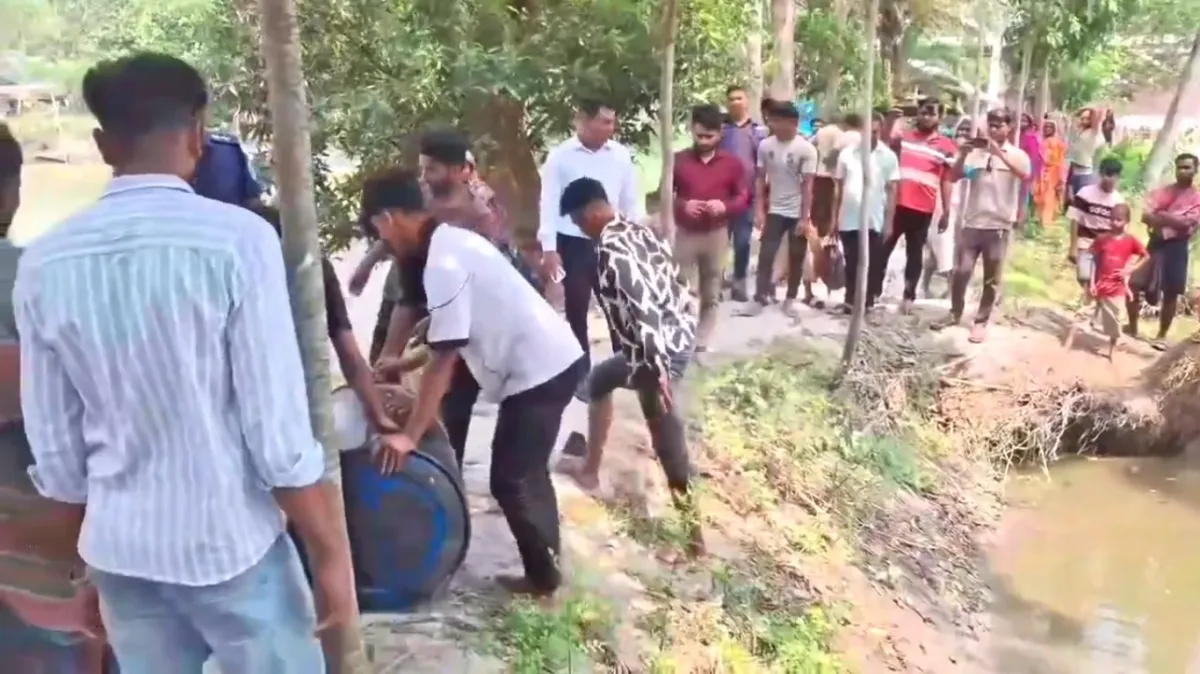 পুকুর থেকে উদ্ধার ব্যারেলভর্তি জ্বালানি তেল