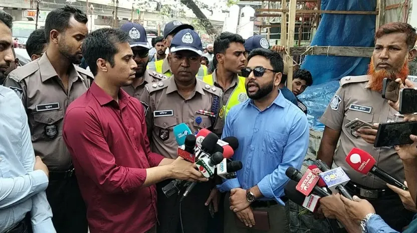 সড়ক ও ফুটপাত দখলমুক্ত করতে পুলিশের বিশেষ উচ্ছেদ অভিযান