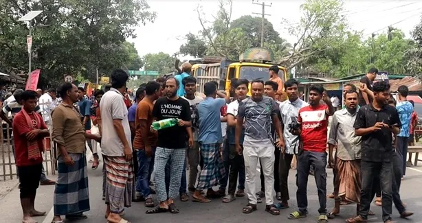 ২৫ ঘণ্টারও বেশি সময় বিদ্যুৎ বন্ধ থাকায় পঞ্চগড়ে সড়ক অবরোধ