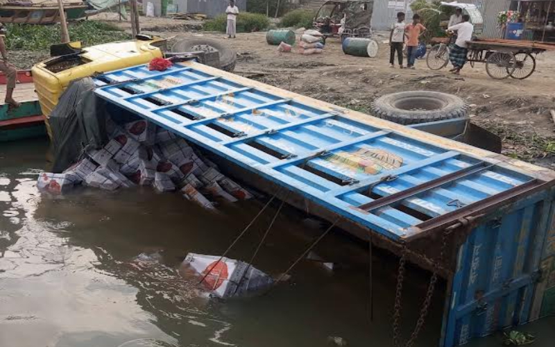 এবার ফেরিতে ওঠার সময় নিয়ন্ত্রণ হারিয়ে ট্রাক নদীতে!