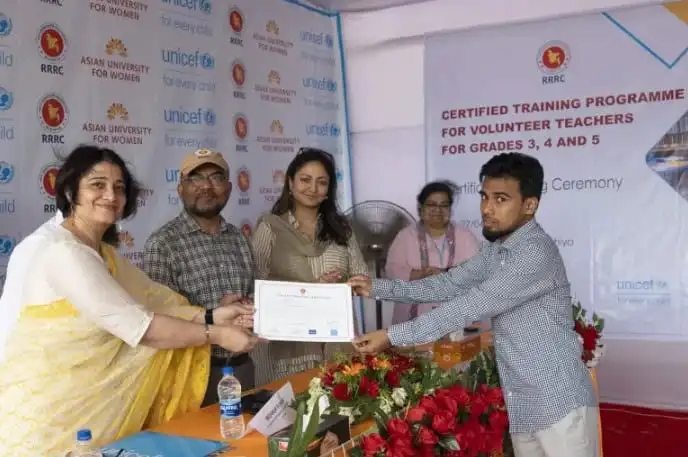 প্রশিক্ষণ সনদ বিতরণ অনুষ্ঠানে অংশগ্রহণকারী স্বেচ্ছাসেবক ও কর্মকর্তারা. Channel i News - চ্যানেল আই নিউজ