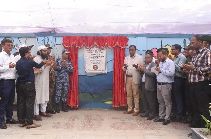 ডিএসসিসির উদ্যোগে ফুলে ভরে উঠলো ঢামেকের সামনের ফুটপাত