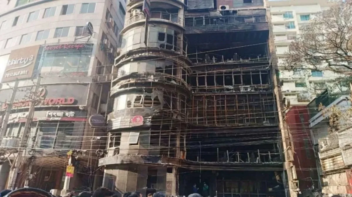বেইলি রোডে আগুন: ভেতরে গ্রাহক, বাইরে তালা!