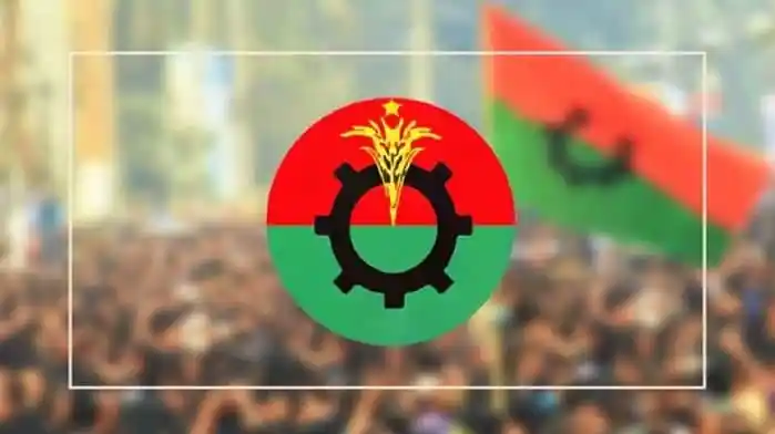 নয়াপল্টনে শ্রমিক সমাবেশের জন্য চিহ্নিত চিহ্ন, ব্যানার ও পতাকা. Channel i News - চ্যানেল আই নিউজ