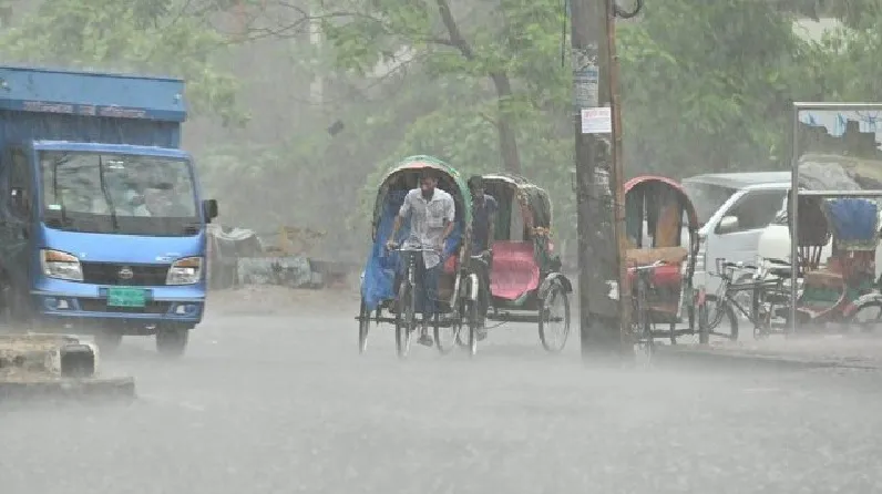রাজধানীতে স্বস্তির বৃষ্টিতে কমেছে ভ্যাপসা গরম