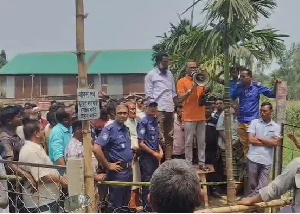 পঞ্চগড়ে ফিলিং স্টেশনে ইউএনও’র ওপর হামলা, অস্ত্র কেড়ে নেওয়ার চেষ্টা