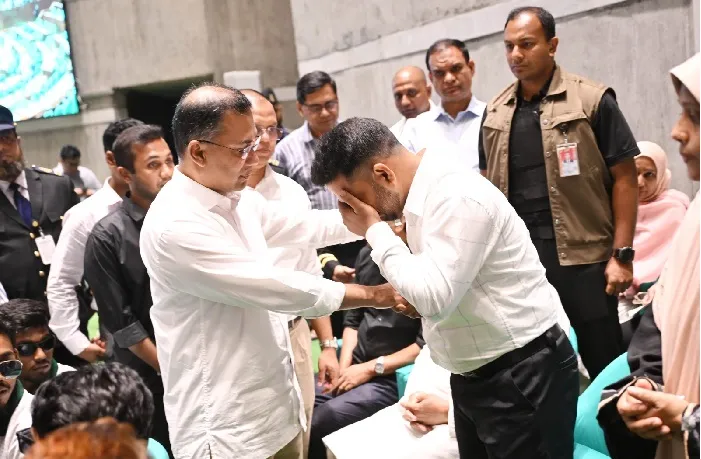 অধিবেশনের ফাঁকে দর্শক গ্যালারিতে থাকা শহীদ পরিবার ও আহতদের সাথে দেখা করলেন প্রধানমন্ত্রী
