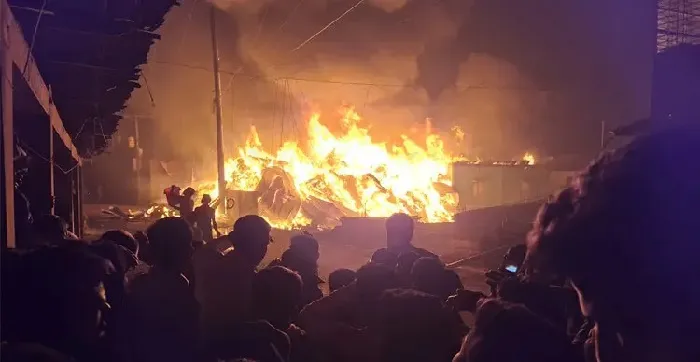 টঙ্গীর মিলগেট বস্তিতে ভয়াবহ আগুন