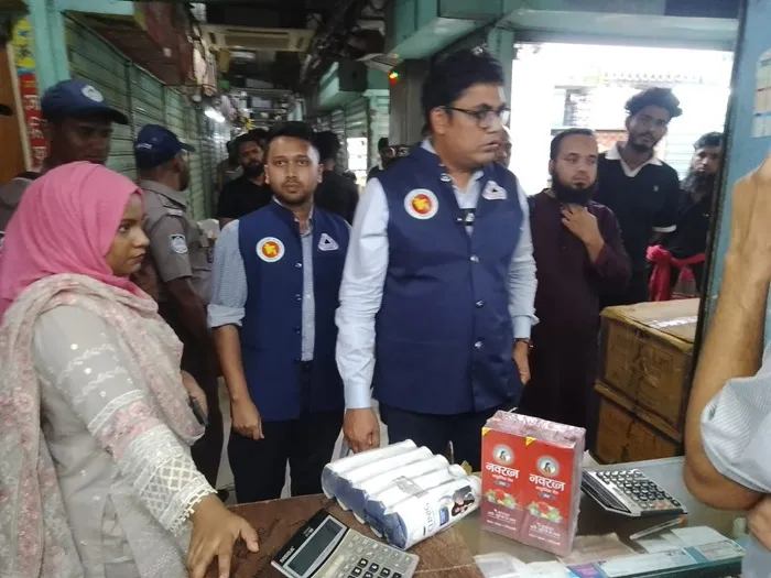 চকবাজারে নকল ও অবৈধ পণ্যের বিরুদ্ধে অভিযান