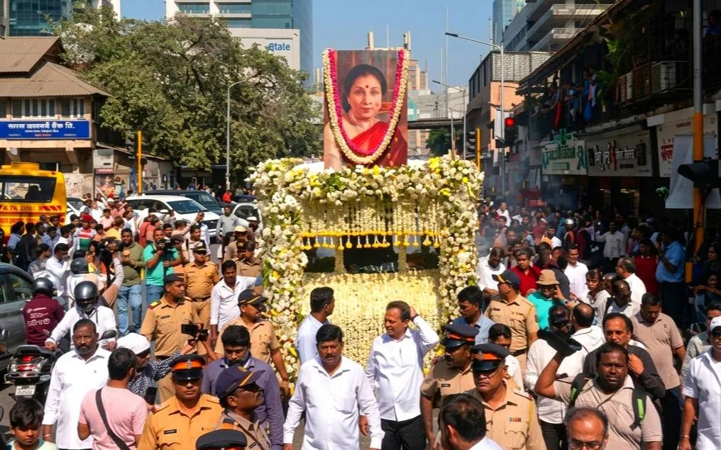 রাষ্ট্রীয় মর্যাদায় শেষ বিদায়, পতাকায় মোড়া সুরসম্রাজ্ঞী