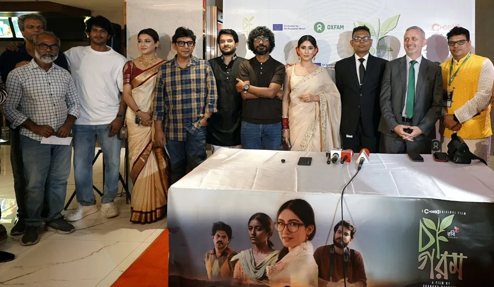 বড় পর্দায় ‘চা গরম’ দেখে জয়া-চঞ্চলরা আবেগাক্রান্ত