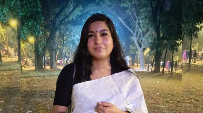 শামসুন্নাহার হলের সাবেক ভিপি ইমির ছবি, সুন্দর প্রকৃতি পেছনে।. Channel i News - চ্যানেল আই নিউজ
