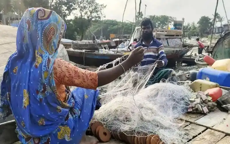 জেলেরা নদীতে ইলিশ ধরার জন্য প্রস্তুতি নিচ্ছেন, নিষেধাজ্ঞা শেষে।. Channel i News - চ্যানেল আই নিউজ