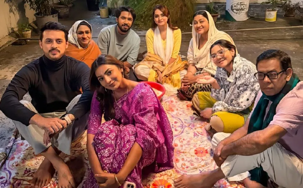 দর্শকদের আবেগে ভাসিয়ে মেগা এপিসোডে শেষ হচ্ছে ‘এটা আমাদেরই গল্প’