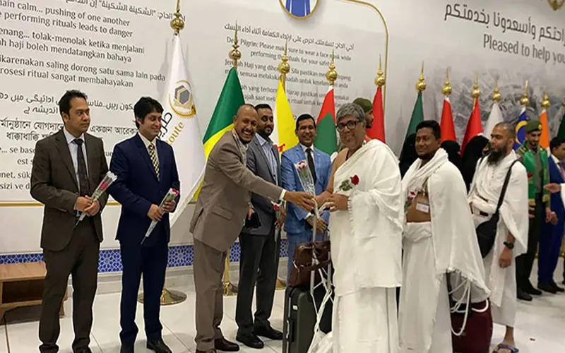 বাংলাদেশের প্রথম হজ ফ্লাইট সৌদি আরব পৌঁছেছে