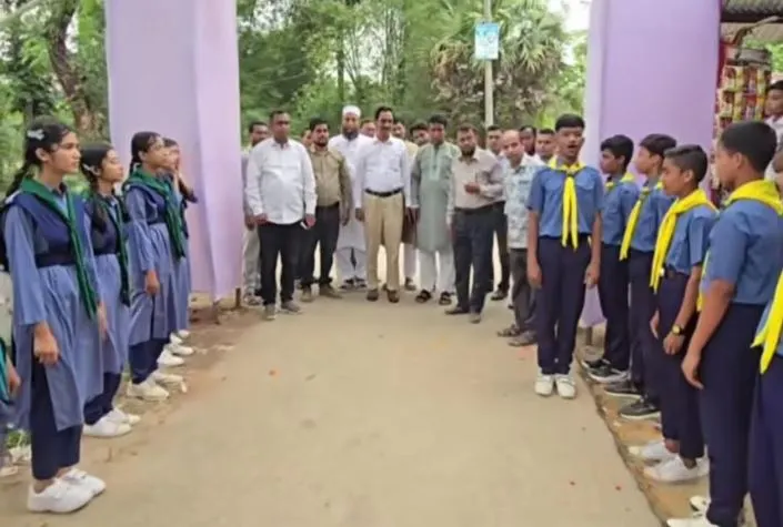 জেলা পরিষদ প্রশাসককে শিক্ষক-শিক্ষার্থীদের ভিআইপি প্রটোকল, সমালোচনার ঝড়