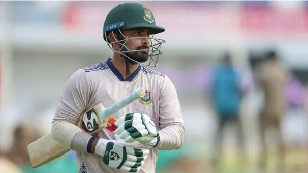 মাইলফলকের সামনে দাঁড়িয়ে লিটন