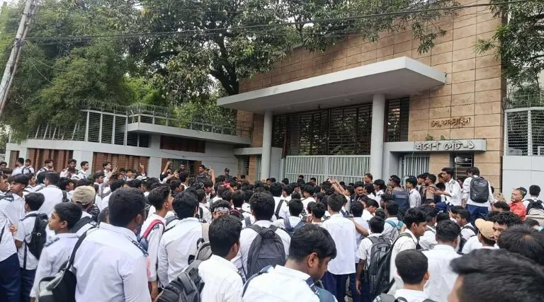 শিক্ষককে ‘বাসায় ডেকে হেনস্তার’ অভিযোগ, বিচারপতির বিরুদ্ধে শিক্ষার্থীদের বিক্ষোভ