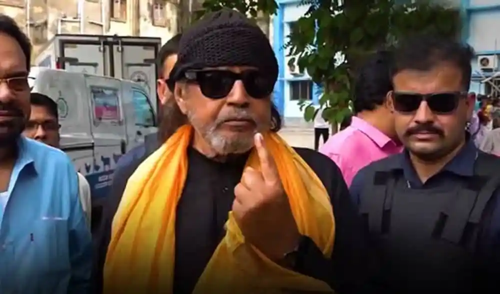 সেলিব্রিটি মিঠুন চক্রবর্তী সাধারণ মানুষের সাথে সাক্ষাৎ করছেন. Channel i News - চ্যানেল আই নিউজ