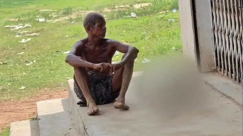 বৃদ্ধ ব্যক্তি বসে আছেন খোলা মাঠের পাশে, অসুস্থ ও অবহেলিত. Channel i News - চ্যানেল আই নিউজ