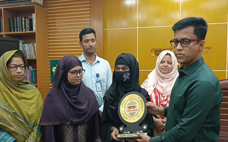 নিজের বাল্যবিবাহ প্রতিরোধ করে এসএসসি পরীক্ষার্থী পেল ‘কন্যা সাহসিকতা’ সম্মাননা