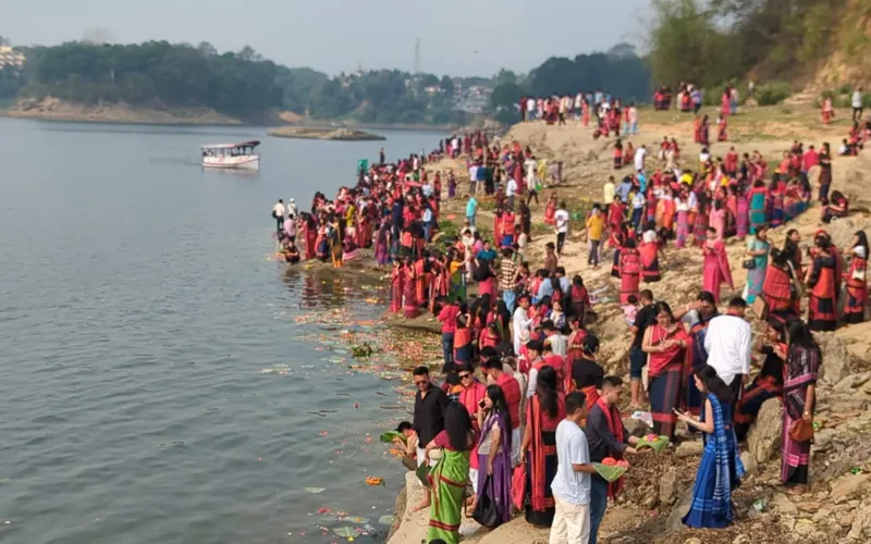কাপ্তাই হ্রদে ফুল ভাসিয়ে পাহাড়ীদের বৈসাবী উৎসব শুরু