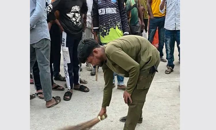 চোরকে গণপিটুনি নয়, এক কিলোমিটার রাস্তা পরিষ্কার করিয়ে ‘মানবিক’ শাস্তি!
