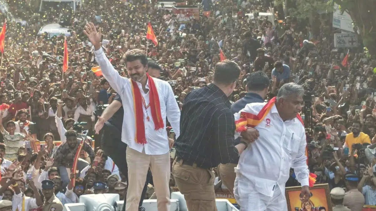 জনসমর্থন দেখাতে গিয়েই বিপদে বিজয়!