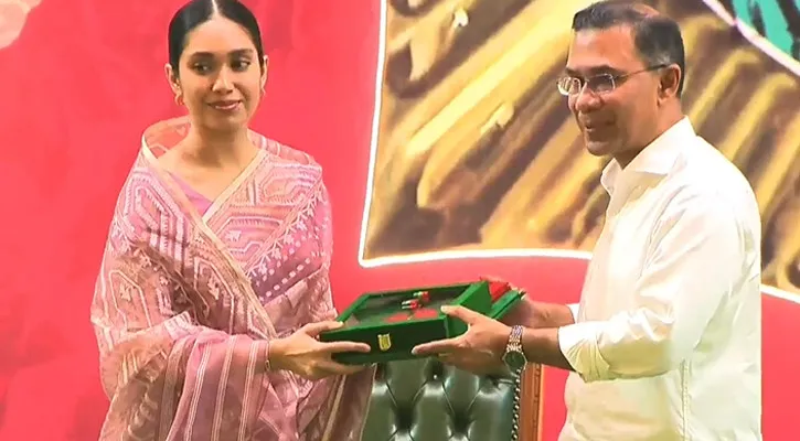 খালেদা জিয়ার স্বাধীনতা পুরস্কার গ্রহণ করলেন জাইমা রহমান