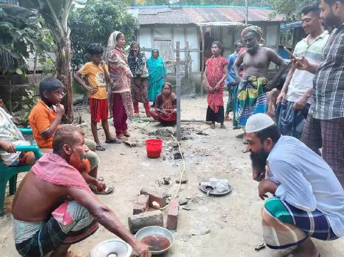 পটুয়াখালীতে নলকূপ থেকে গ্যাস বের হচ্ছে, স্থানীয়রা দেখছেন।. Channel i News - চ্যানেল আই নিউজ