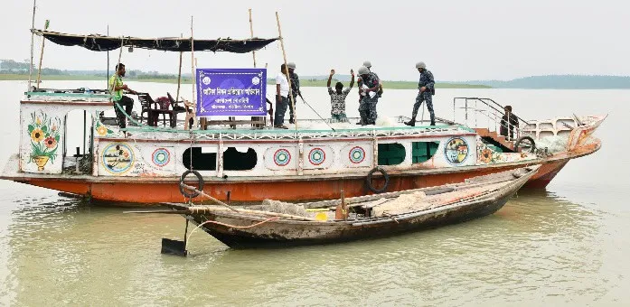 নৌবাহিনী অভিযান চালিয়ে মাছ ধরা নৌকা আটক করছে. Channel i News - চ্যানেল আই নিউজ
