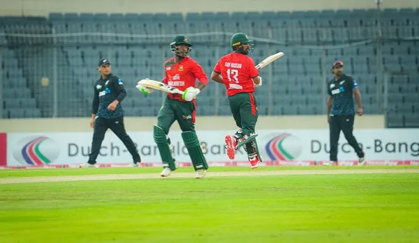 বাংলাদেশ ক্রিকেটাররা ব্যাটিং করছে, মাঠে খেলোয়াড়রা প্রস্তুত. Channel i News - চ্যানেল আই নিউজ