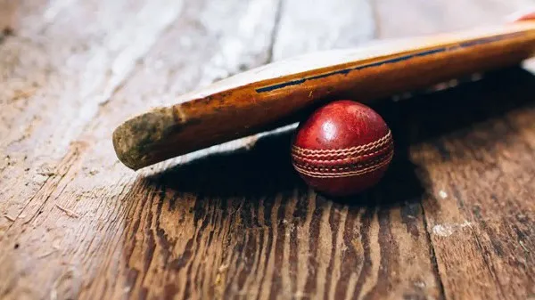 ক্রিকেট ব্যাট ও বল একটি পুরানো কাঠের মেঝেতে রাখা. Channel i News - চ্যানেল আই নিউজ