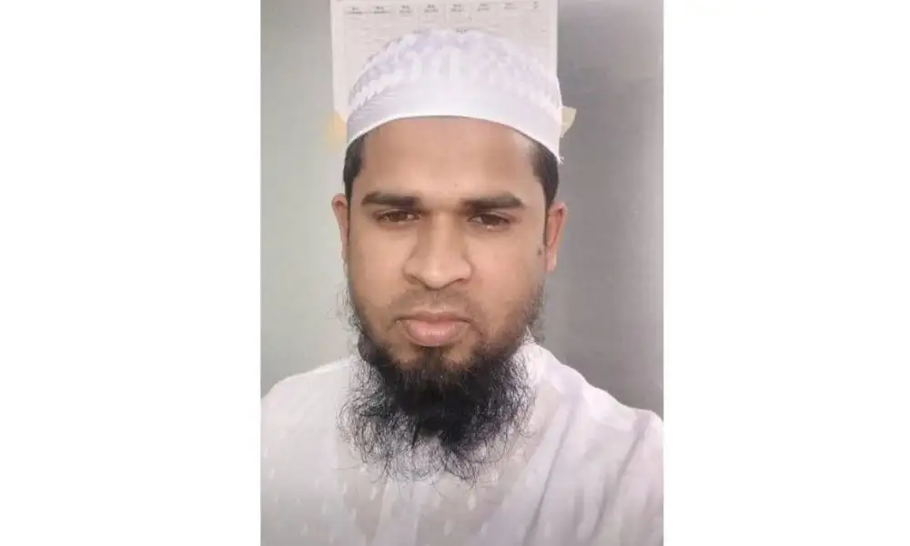 বাংলাদেশের একজন মাদ্রাসা শিক্ষক, পাঞ্জাবি ও টুপি পরিহিত. Channel i News - চ্যানেল আই নিউজ