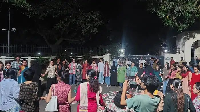 বিশ্ববিদ্যালয় ক্যাম্পাসে আন্দোলনরত শিক্ষার্থীরা, উত্তাল জাহাঙ্গীরনগর বিশ্ববিদ্যালয়।. Channel i News - চ্যানেল আই নিউজ