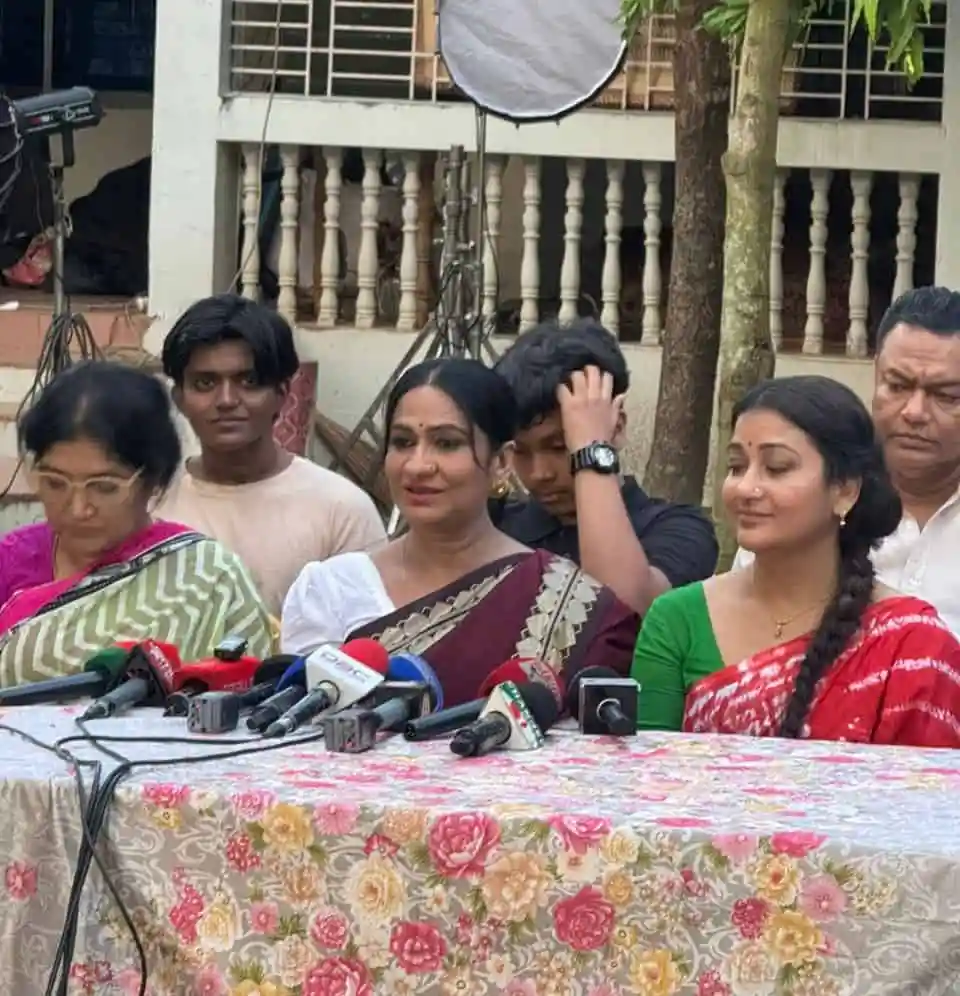 অভিনেত্রী ও সাংসদ সাংবাদিকদের সামনে বক্তব্য দিচ্ছেন. Channel i News - চ্যানেল আই নিউজ