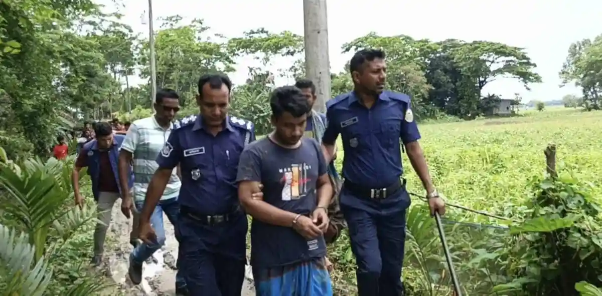 নিরাপত্তা বাহিনী সন্দেহভাজনকে আটক করে যাচ্ছেন. Channel i News - চ্যানেল আই নিউজ